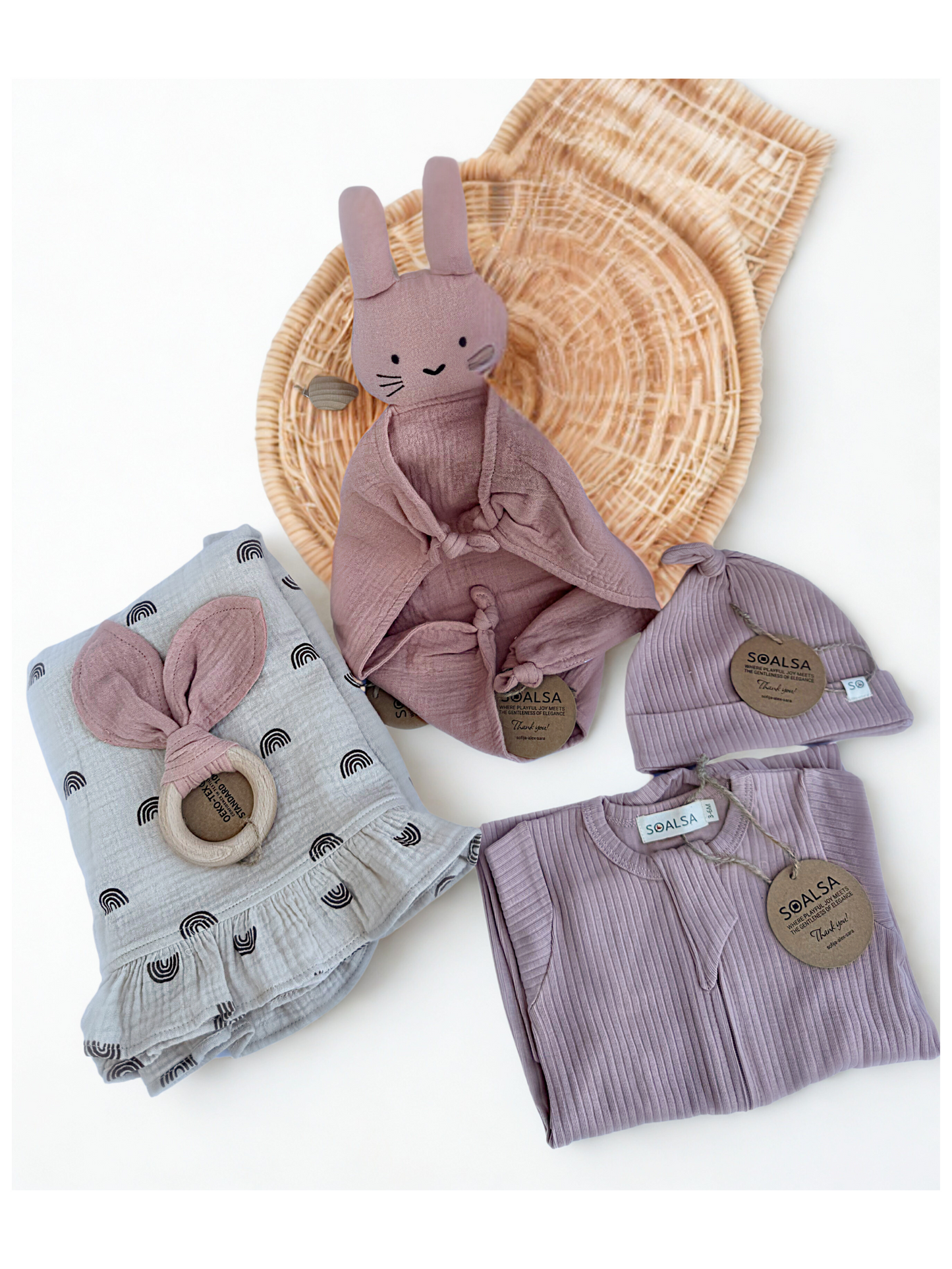SOALSA gift set with soft bunny toy, patterned blanket, ribbed hat, and matching outfit Darilo za novorojenčka