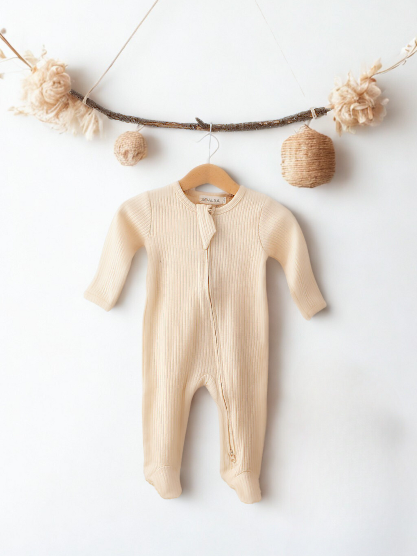 SOALSA beige ribbed baby onesie hanging with decorative natural elements darilo ob rojstvu gift set