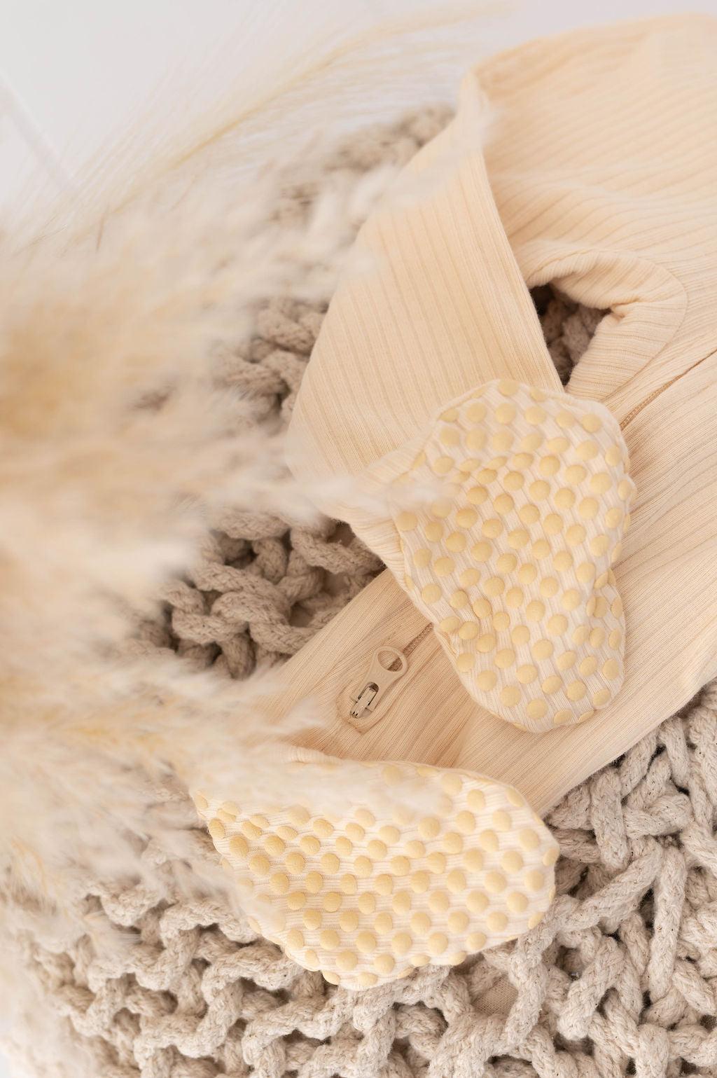 SOALSA gift set with beige textured baby mittens and soft knit fabric for darilo ob rojstvu