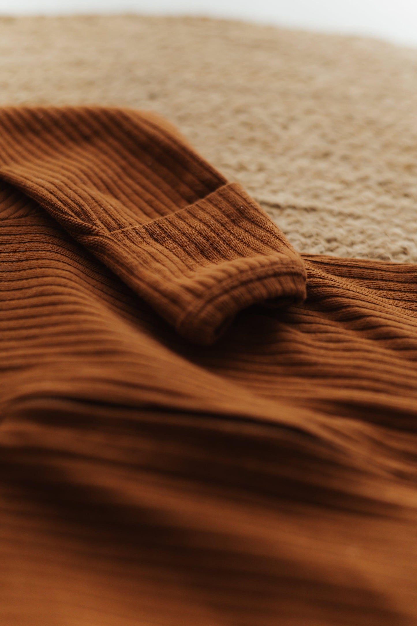 Close-up of brown ribbed baby sleep romper sleeve by SOALSA Spalni Pajaci za Dojenčke