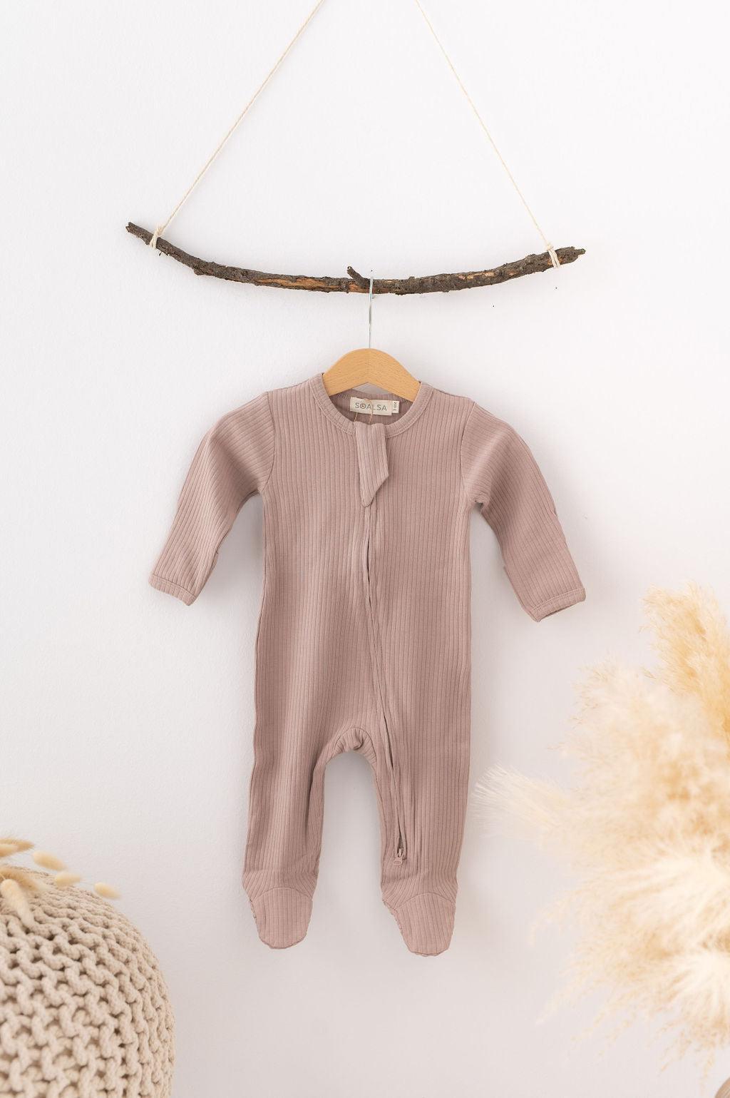 SOALSA baby sleep romper in soft taupe hanging on wooden hanger Spalni Pajaci za Dojenčke