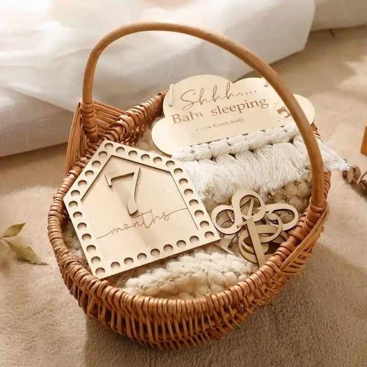 Wicker gift basket with baby milestone wooden plaque dodatki za fotografiranje dojenčkov