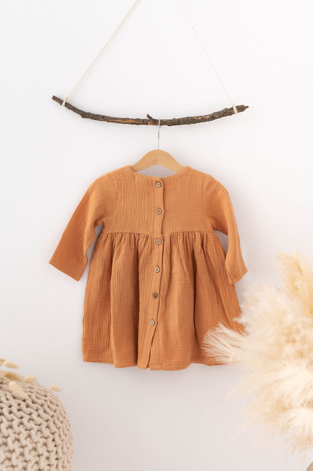 SOALSA brown buttoned dress for toddlers hanging on wooden hanger Božična obleka za deklice