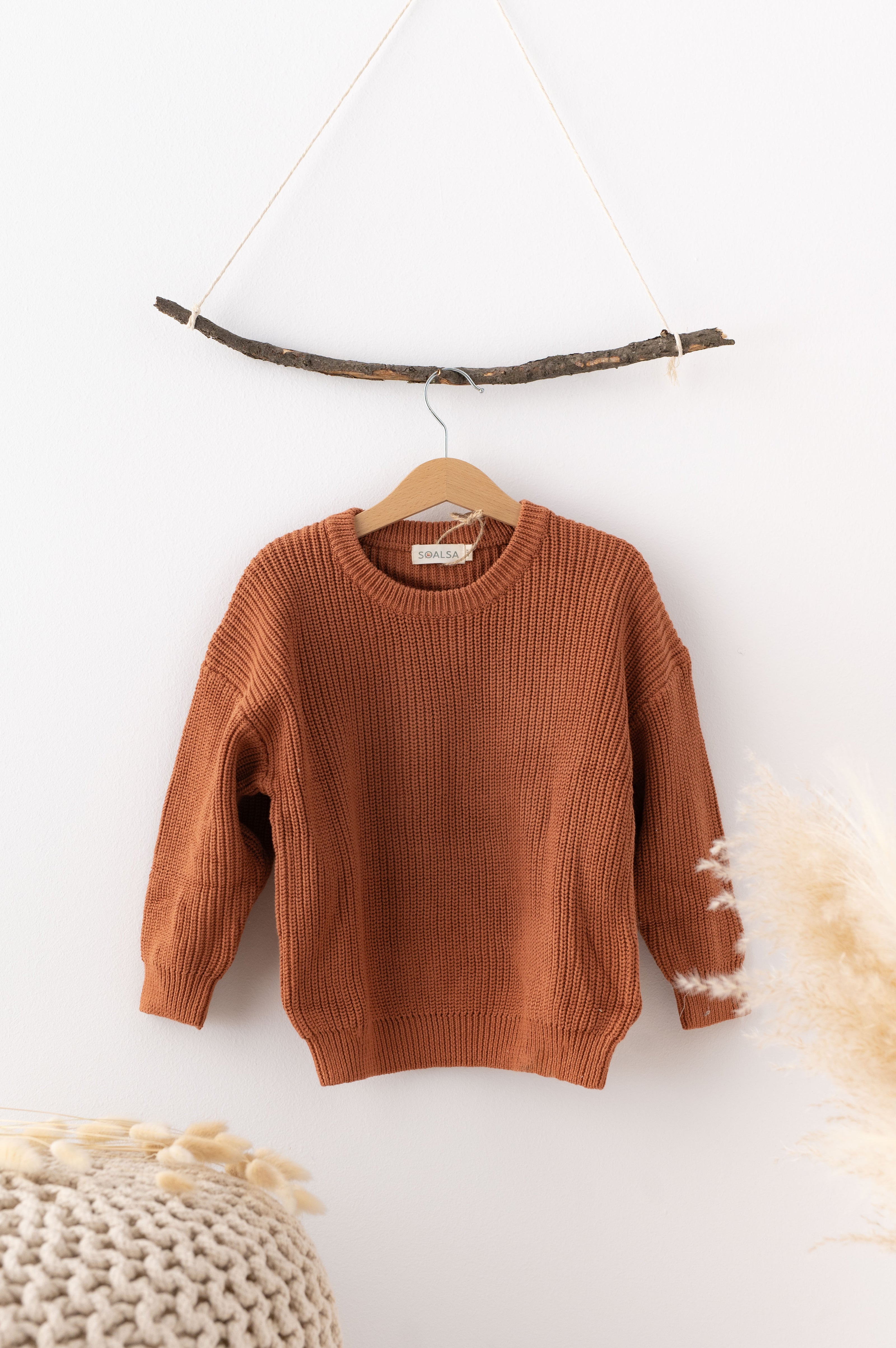 SOALSA brown knitted sweater hanging on wooden hanger božični puloverji za otroke