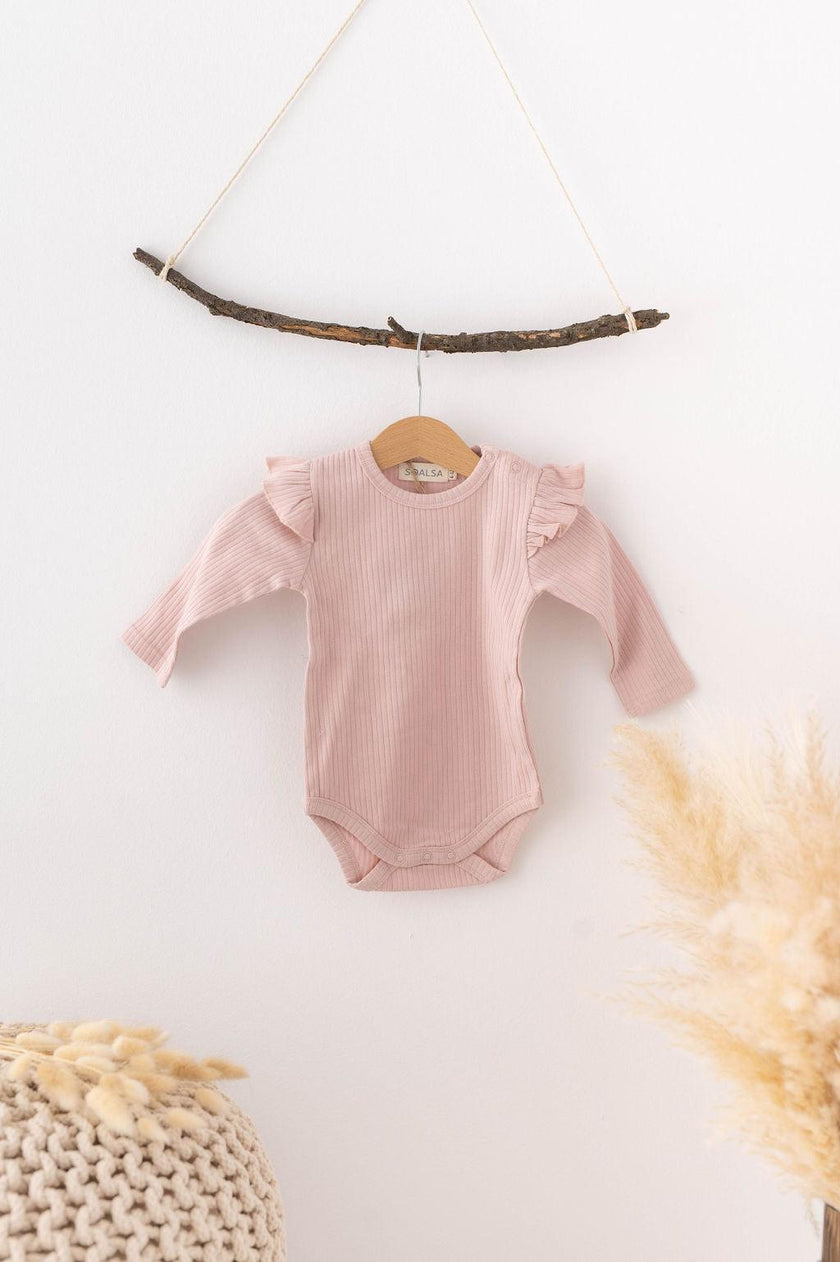 SOALSA roza bombažni otroški bodi z volančki na rokavih, obešen na lesen obešalnik – Komplet za novorojenčka.