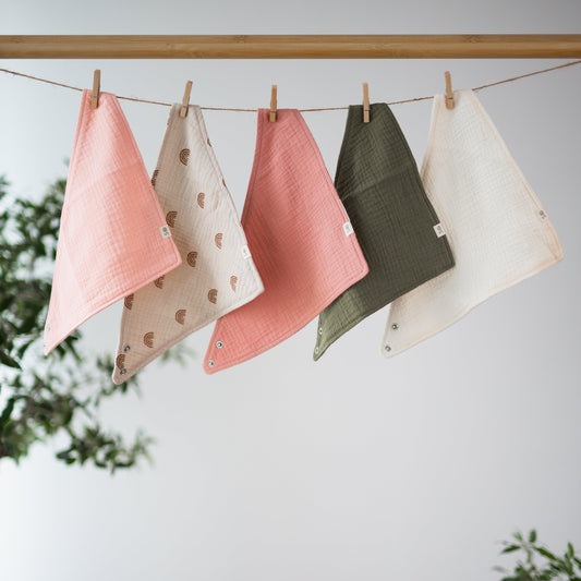 SOALSA baby bibs in pink, patterned, green, and white hanging with rutice za dojenčke for feeding and drooling