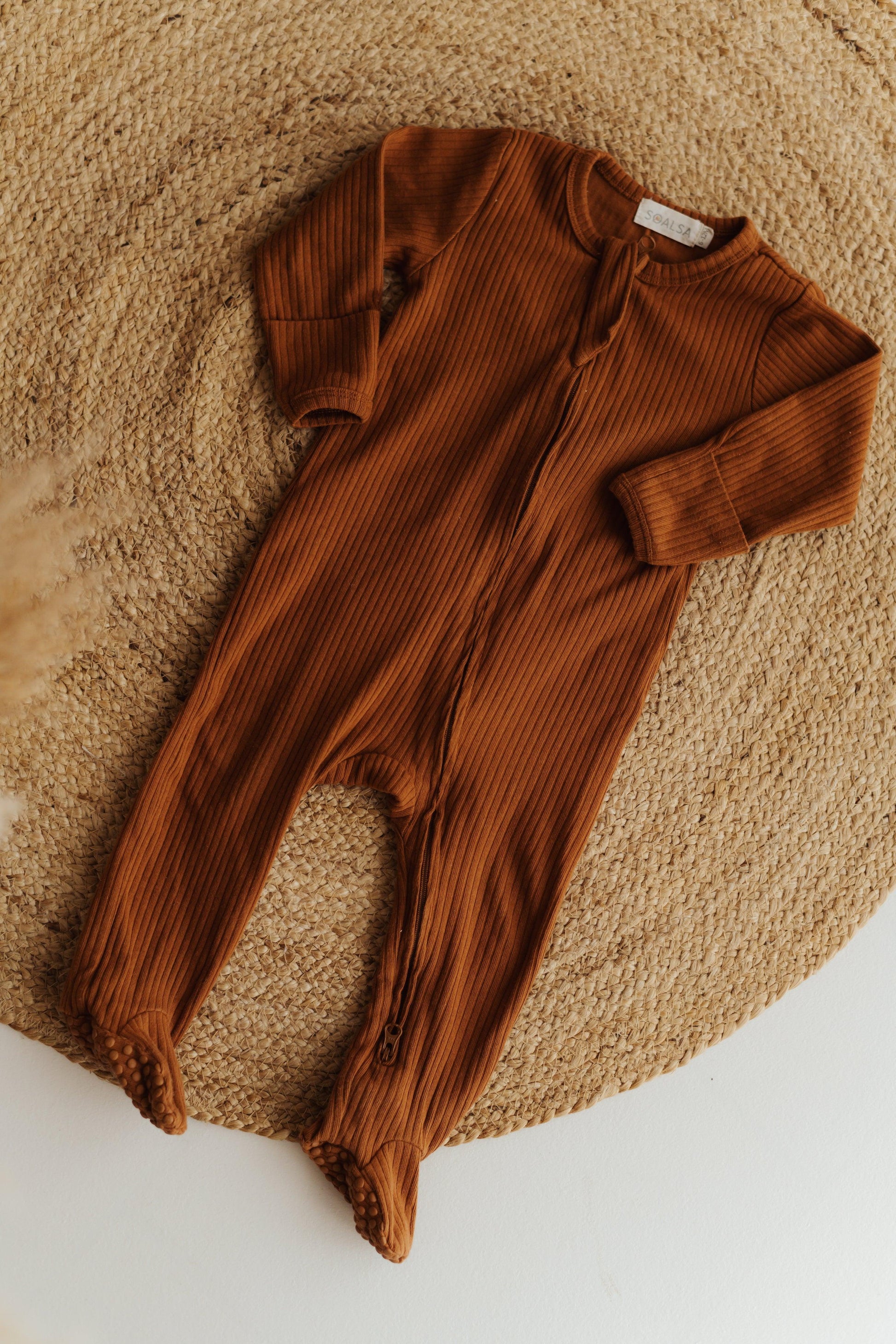 SOALSA brown ribbed baby sleep romper Spalni Pajaci za Dojenčke with long sleeves and footed design
