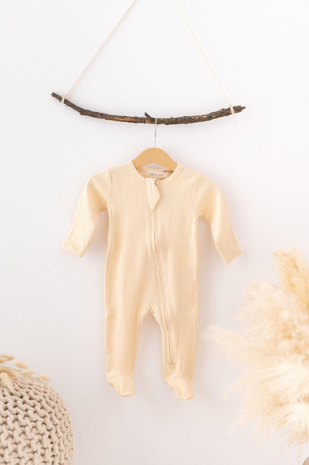 SOALSA baby sleep romper in beige displayed on hanger with soft texture Spalni Pajaci za Dojenčke