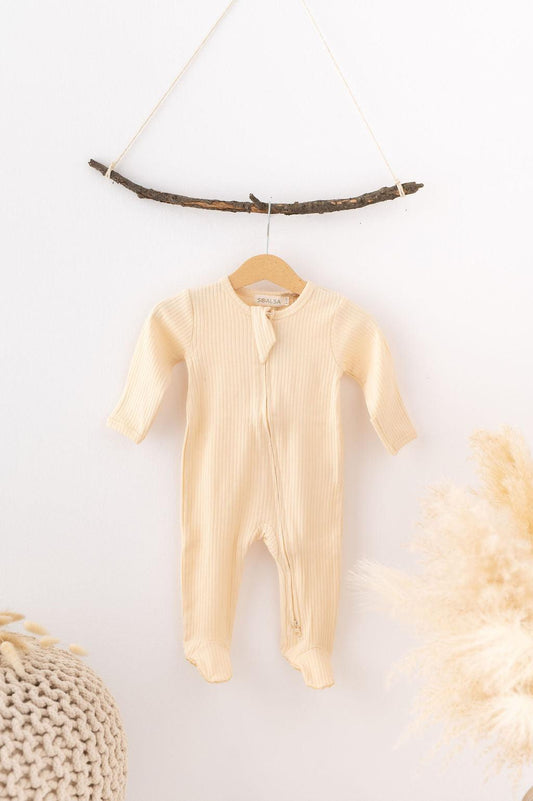 SOALSA baby sleep romper in beige displayed on hanger with soft texture Spalni Pajaci za Dojenčke